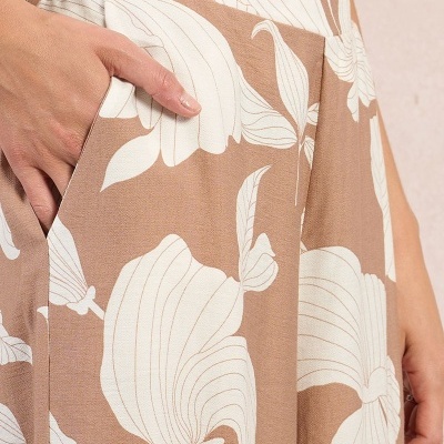 Saia bege clara com flores brancas e bolso lateral