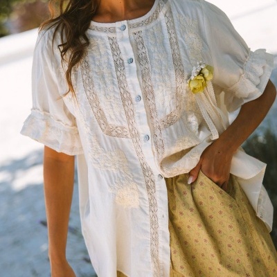 Blusa branca feminina com bordados e saia amarela estampada