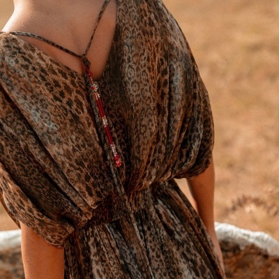 Vestido padrão animal print castanho com cordão decorativo vermelho nas costas