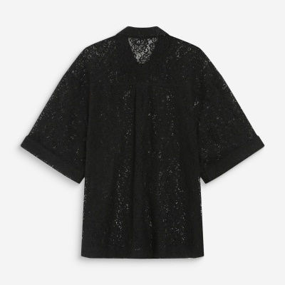 Camisa preta de renda com padrão floral e manga curta
