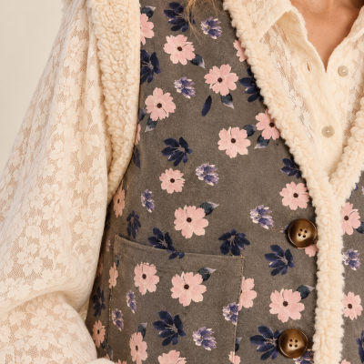 Colete cinzento floral com bolso e botões e camisa creme de renda