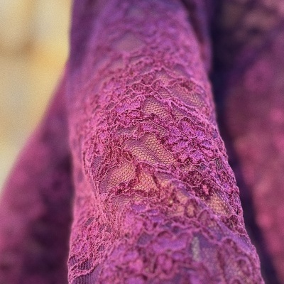 Tecido rendado roxo com padrão floral e textura transparente