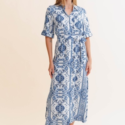 Vestido comprido floral azul e branco com botões e cinto