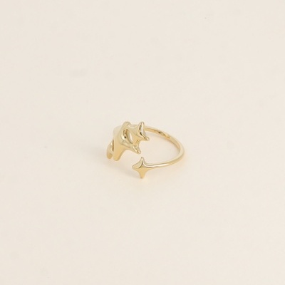 Anel dourado com design de estrelas em fundo branco