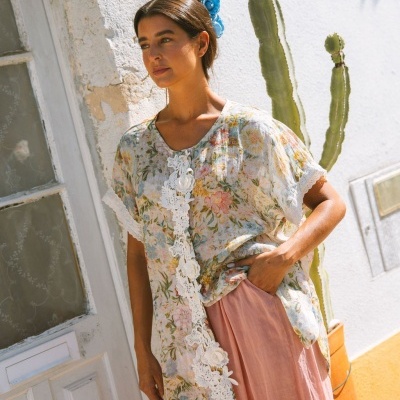Blusa feminina floral com renda e calças rosa claro ao ar livre