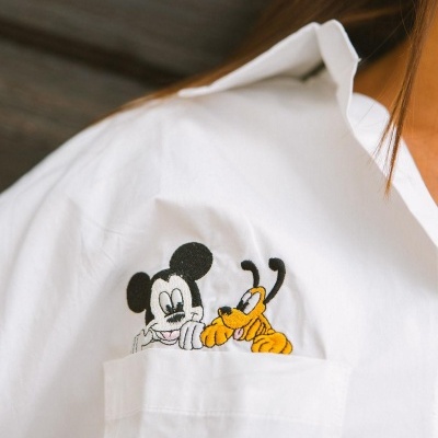 Camisa branca com bolso bordado com Mickey Mouse e Pluto