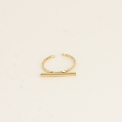 Anel dourado aberto com barra horizontal minimalista