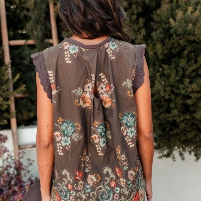 Blusa castanha floral com renda nas mangas vista de costas