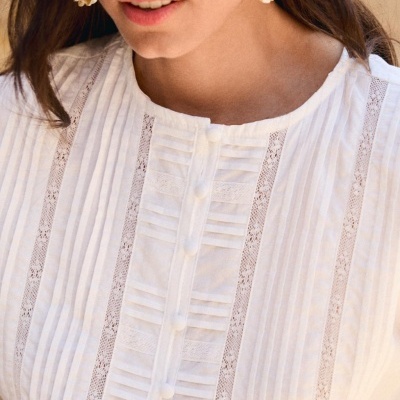 Blusa branca com botões e renda detalhada