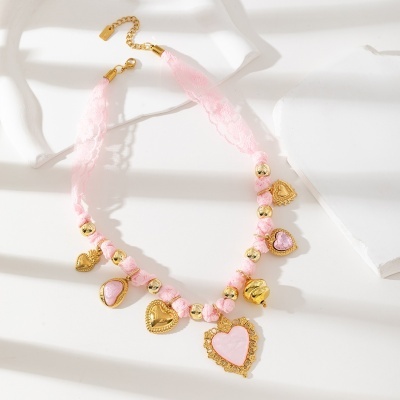 Colar rosa com pendentes dourados e rosa