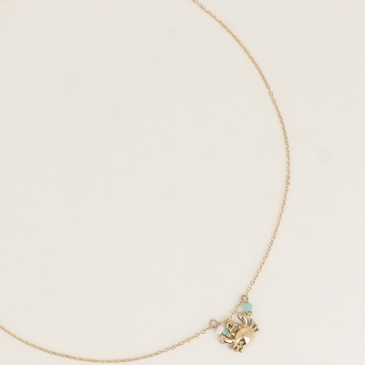 Colar dourado com pendente de caranguejo e pérolas azuis e brancas