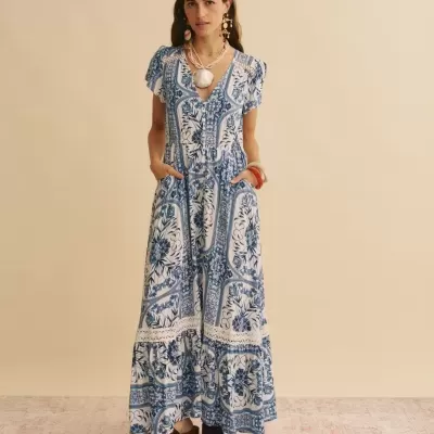Vestido comprido branco com padrões florais azuis e renda