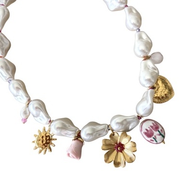 Colar com pérolas brancas e pendentes dourados e florais