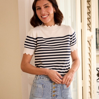 Camisola branca com riscas azuis e calças de ganga azul claro