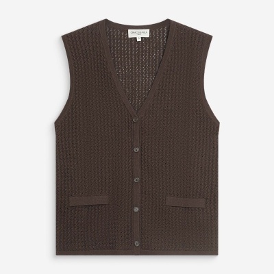 Camisola de malha castanha sem mangas com botões e padrões de pontos abertos.