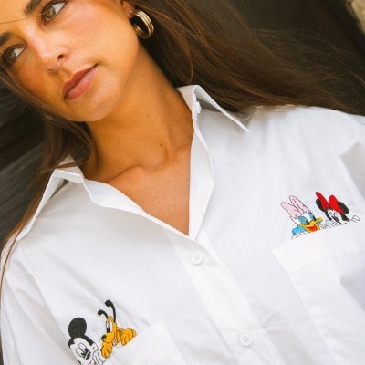 Camisa branca com bordados Disney de Mickey, Pluto, Margarida e Minnie