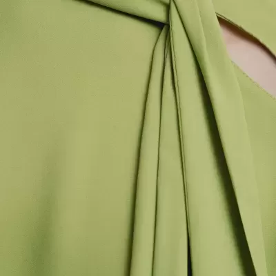 Blusa verde claro com nó na gola