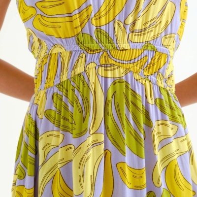 Vestido com padrão de bananas em tons amarelo, verde e lilás com decote em V e cintura franzida