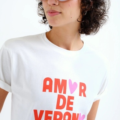 Camiseta branca com texto colorido e óculos castanhos espelhados