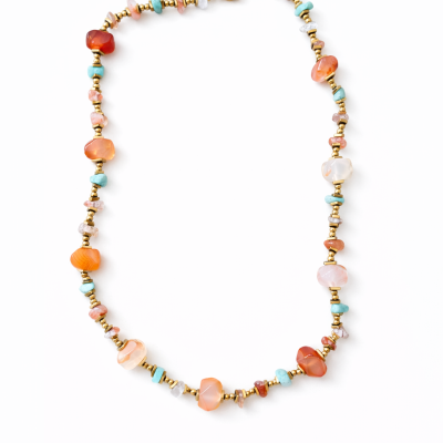 Colar com pedras naturais coloridas e fecho dourado