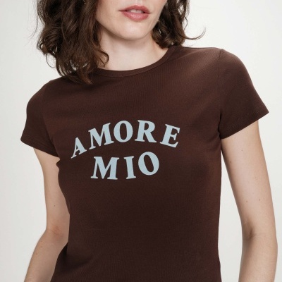 T-shirt castanha com texto azul claro AMORE MIO