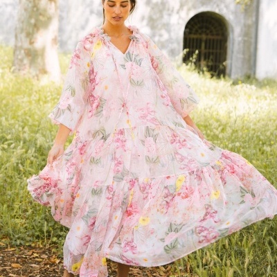 Vestido comprido floral esvoaçante com mangas 3/4 ao ar livre