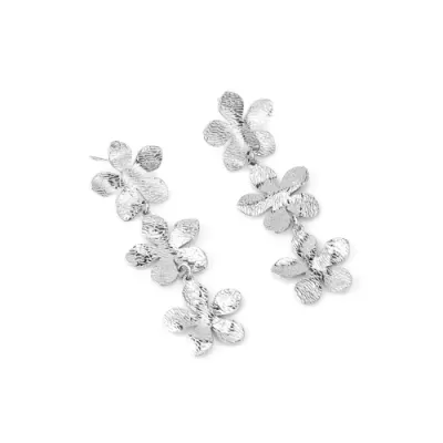 Brincos prateados em forma de flores com textura martelada