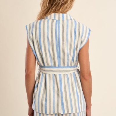 Conjunto de colete e calças às riscas verticais em azul, cinzento e branco