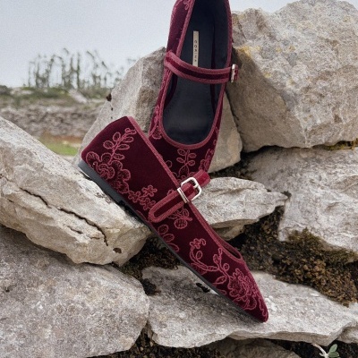 Sapatos femininos de veludo bordô bordados sobre pedras