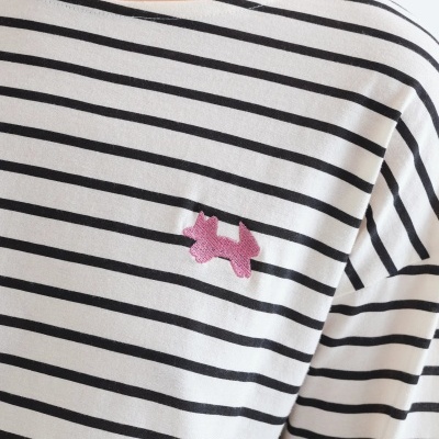 T-shirt branca riscada de preto com bordado de cão cor-de-rosa