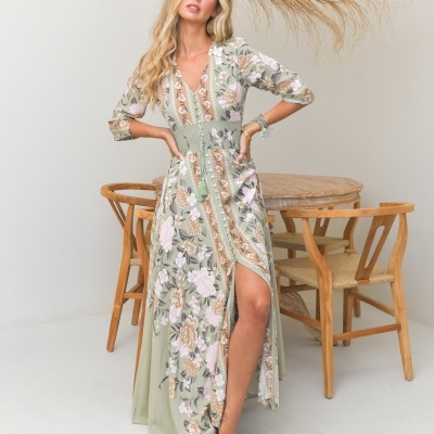 Vestido comprido floral com cinto largo em ambiente minimalista