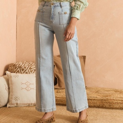 Calças de ganga azuis claras com bolsos e botões frontais, vistas da cintura aos pés