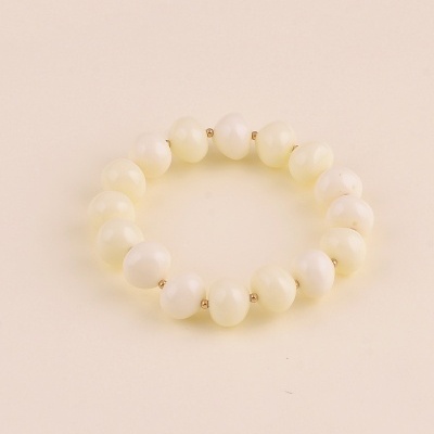 Pulseira de contas peroladas em branco e creme com esferas douradas