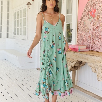 Vestido feminino verde água com padrão floral e babados, ambiente interior claro