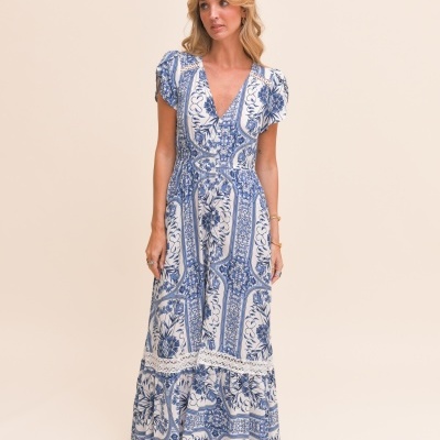 Vestido comprido feminino azul e branco com padrão floral e renda