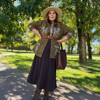 Mulher com roupa de outono posando ao ar livre em parque