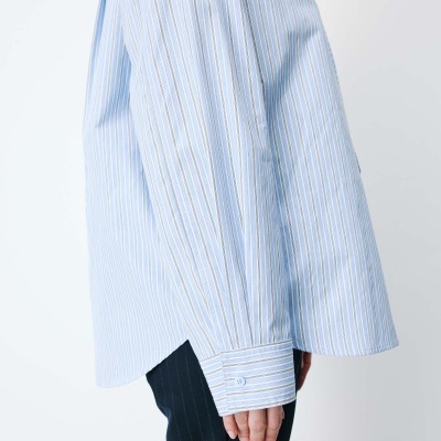 Camisa azul clara às riscas vertical usadas com calças pretas