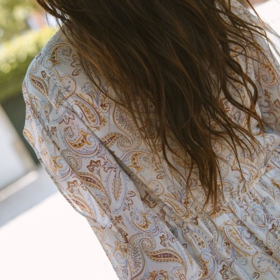 Vestido paisley branco com detalhes azuis e castanhos
