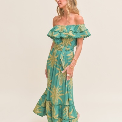 Vestido longo verde com padrão dourado e folhos ombro a ombro