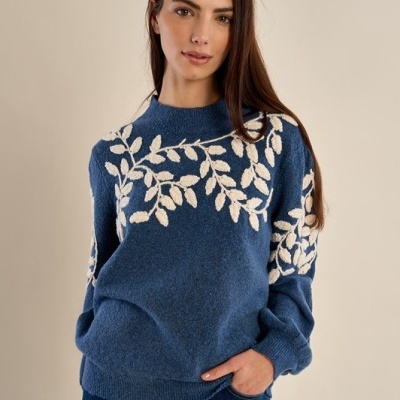 Camisola azul com padrão de folhas brancas bordadas