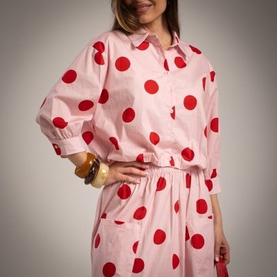 Conjunto rosa claro com bolas vermelhas e pulseiras castanhas