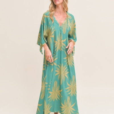 Vestido comprido verde com padrão floral amarelo e decote em V