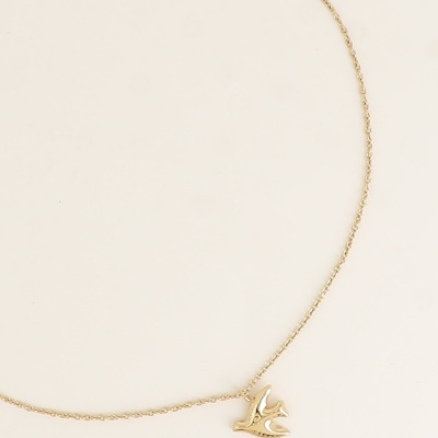 Colar dourado com pendente de pássaro em fundo branco