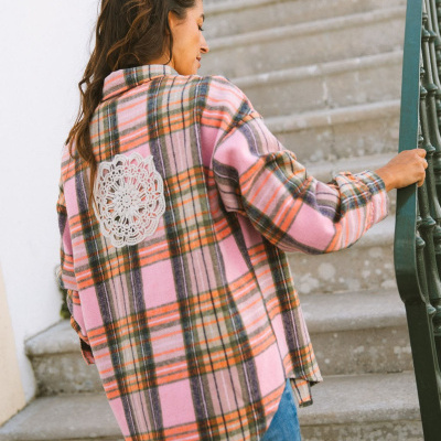 Camisa xadrez rosa com aplicação rendada branca nas costas