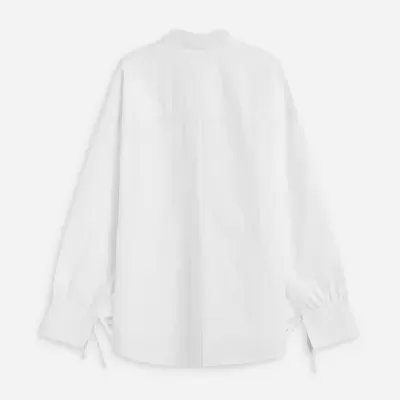 Camisa branca de costas com punhos e laços