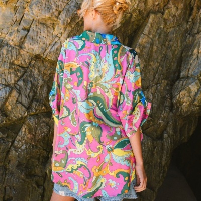 Blusa colorida floral com padrão abstrato e calção de ganga