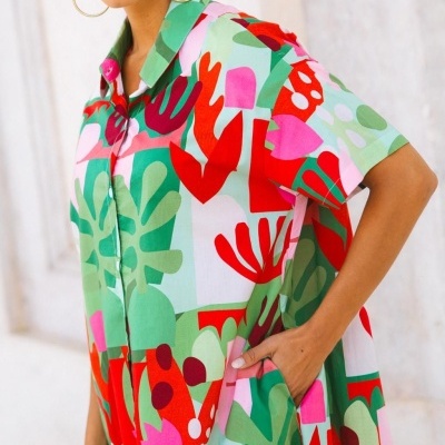 Vestido camiseiro colorido com padrão floral abstraído e bolsos