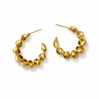 Brincos em forma de argola ondulada dourados sobre fundo branco