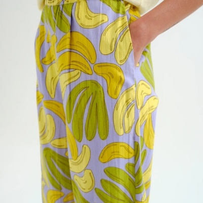 Calças estampadas de bananas amarelas e verdes com cintura elástica e t-shirt amarela clara