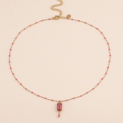 Colar dourado delicado com contas cor de rosa e pendente retangular cor de rosa